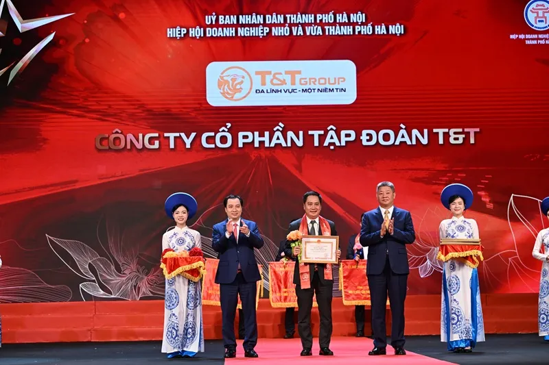 Ông Mai Xuân Sơn, Tổng Giám đốc đại diện Tập đoàn T&T Group nhận Bằng khen của Chủ tịch UBND TP Hà Nội.