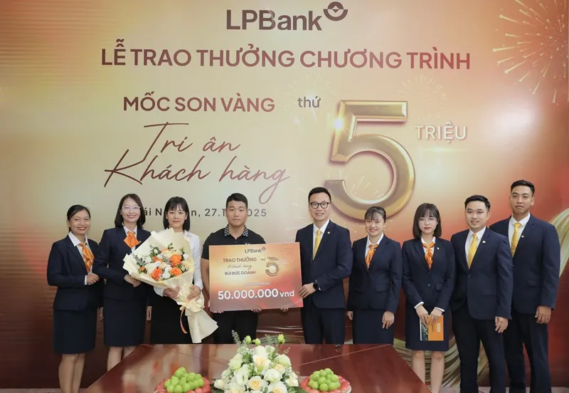 Đại diện LPBank trao tặng sổ tiết kiệm trị giá 50 triệu đồng cho anh Bùi Đức Doanh – khách hàng cá nhân thứ 5 triệu