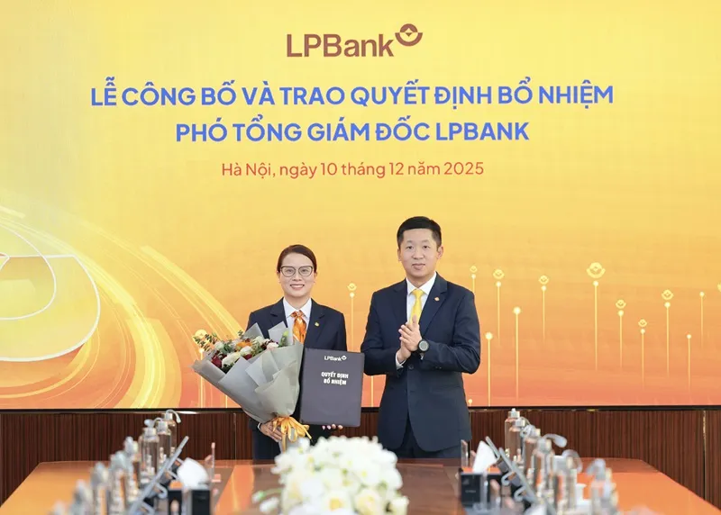 Anh 2 TGD LPBank chuc mung Tan PTGD.jpg