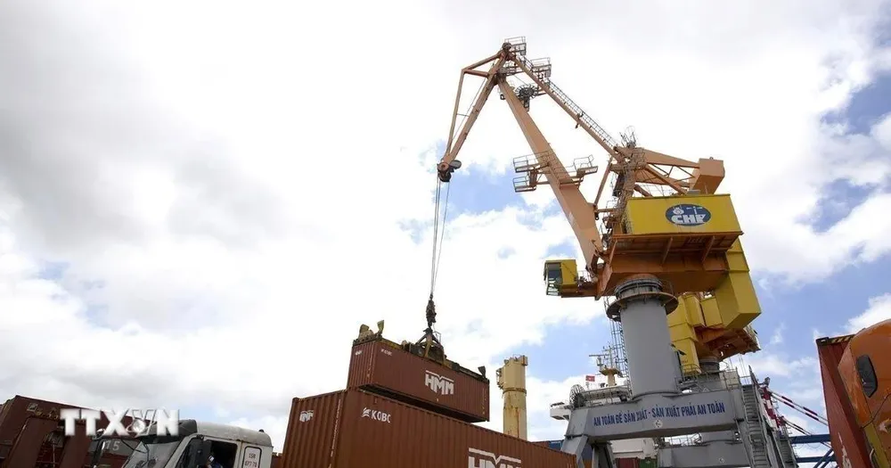 Việt Nam ngoạn mục vượt lên trong thách thức