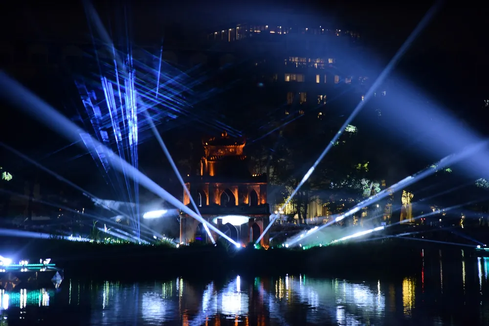 Ánh sáng được sử dụng như một phương tiện hỗ trợ trải nghiệm không gian công cộng, giúp người dân và du khách tiếp cận, cảm nhận cảnh quan Hồ Gươm một cách nhẹ nhàng, gần gũi, tôn trọng giá trị văn hóa - lịch sử vốn có của khu vực.