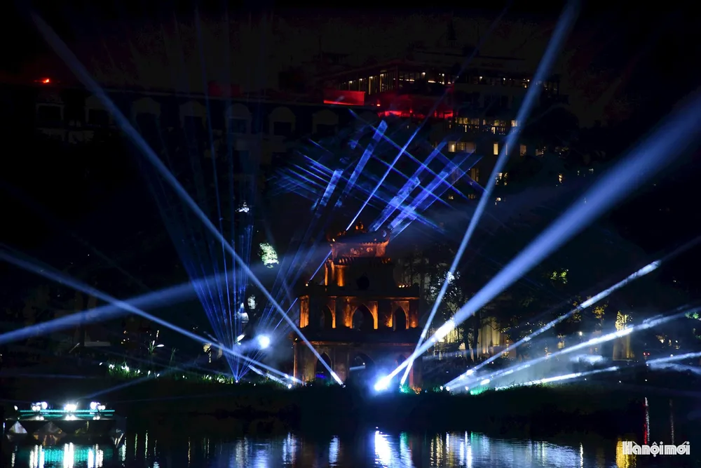 Cách tiếp cận này vừa tôn vinh di sản, vừa mang đến cảm xúc mới mẻ, gần gũi cho người dân và du khách khi tham quan, trải nghiệm Hồ Gươm trong dịp lễ.