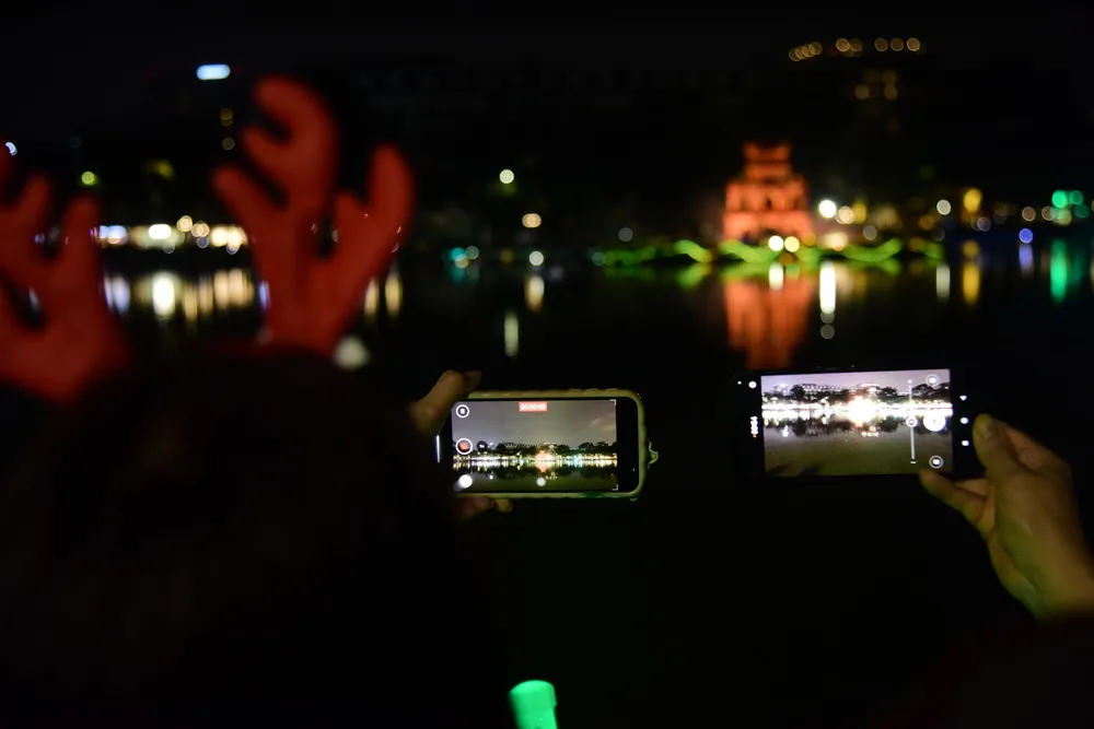 Người dân tranh thủ ghi lại những khoảnh khắc đẹp tại chương trình.