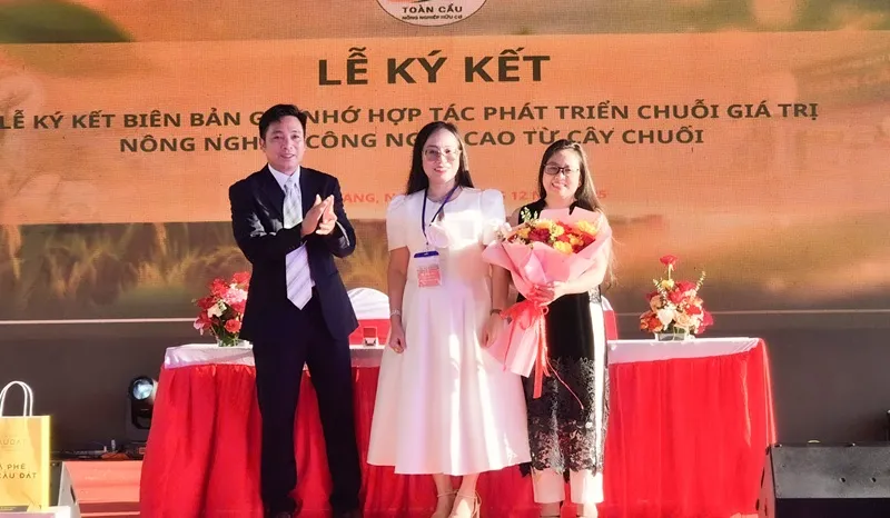 Bà Nguyễn Việt Chinh (giữa) tại lễ ký kết hợp tác.jpg