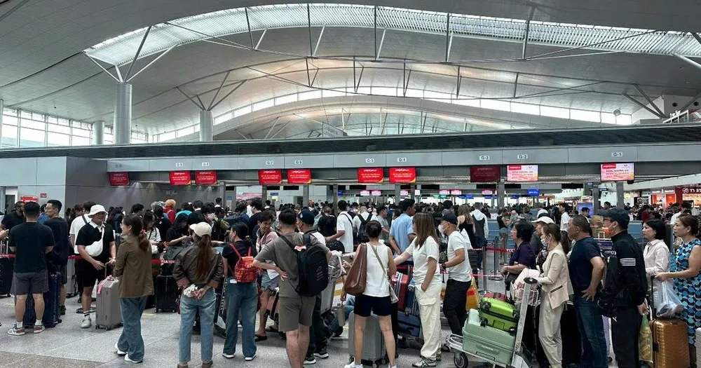 Cao điểm Tết Dương lịch sân bay Tân Sơn Nhất đón 131.000 khách mỗi ngày