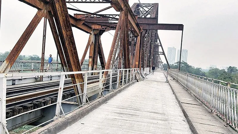 Nhiều đoạn mặt cầu được trải bê-tông cốt thép nhằm tăng tính chịu lực.