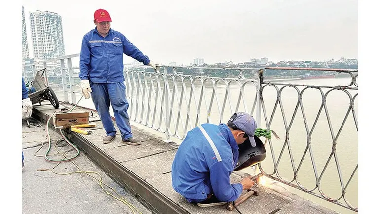 Gia cố hệ thống lan can thành cầu.