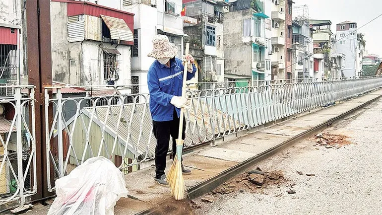 Triển khai công tác vệ sinh trước khi thông xe trở lại.