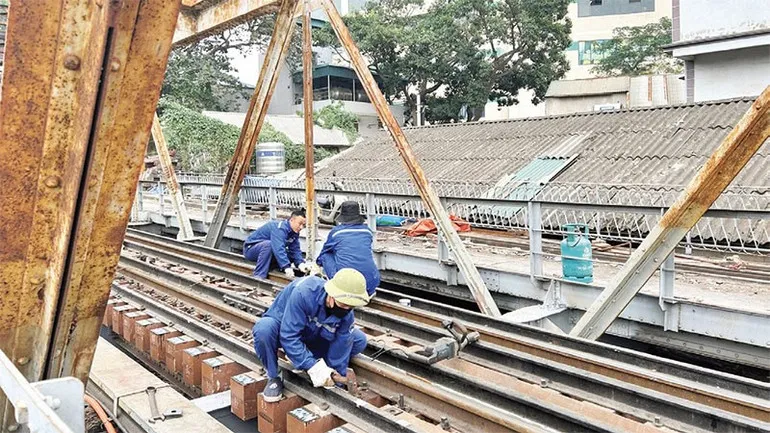 Nhiều hạng mục trên tuyến đường sắt được sửa chữa, thay mới.