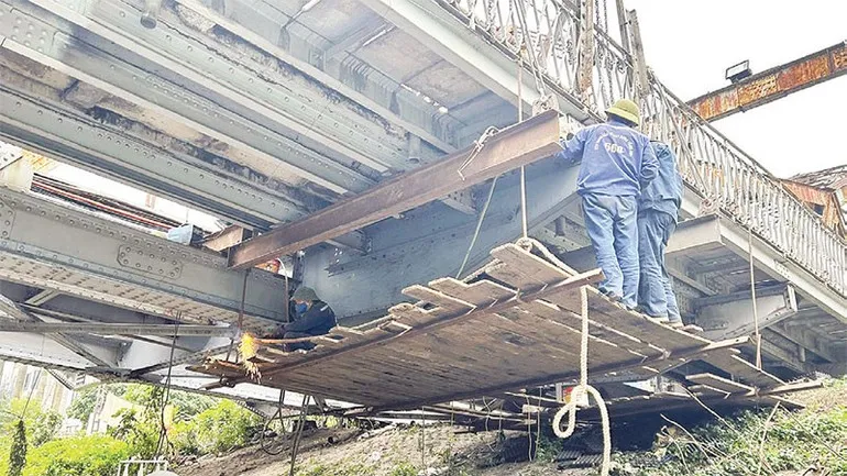 Nhiều kết cấu thép lớn được thay thế bảo đảm an toàn khi đưa cầu vào sử dụng.