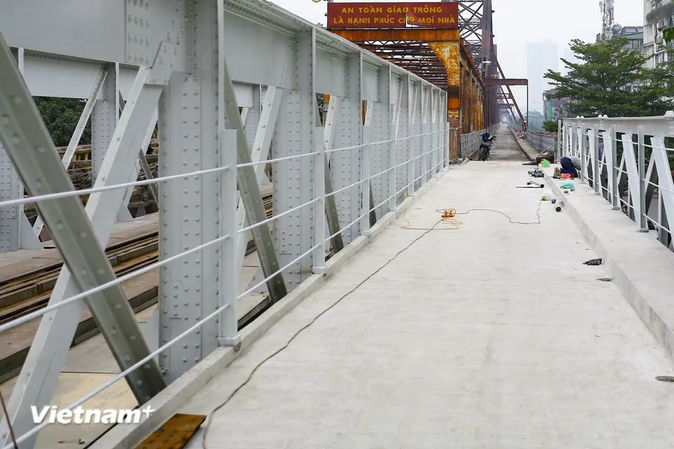 Tại một số nhịp cầu, các tấm đan bê tông phần mặt cầu đã được thay đổi và phủ thêm một lớp bê tông. (Ảnh: Hoài Nam/Vietnam+)