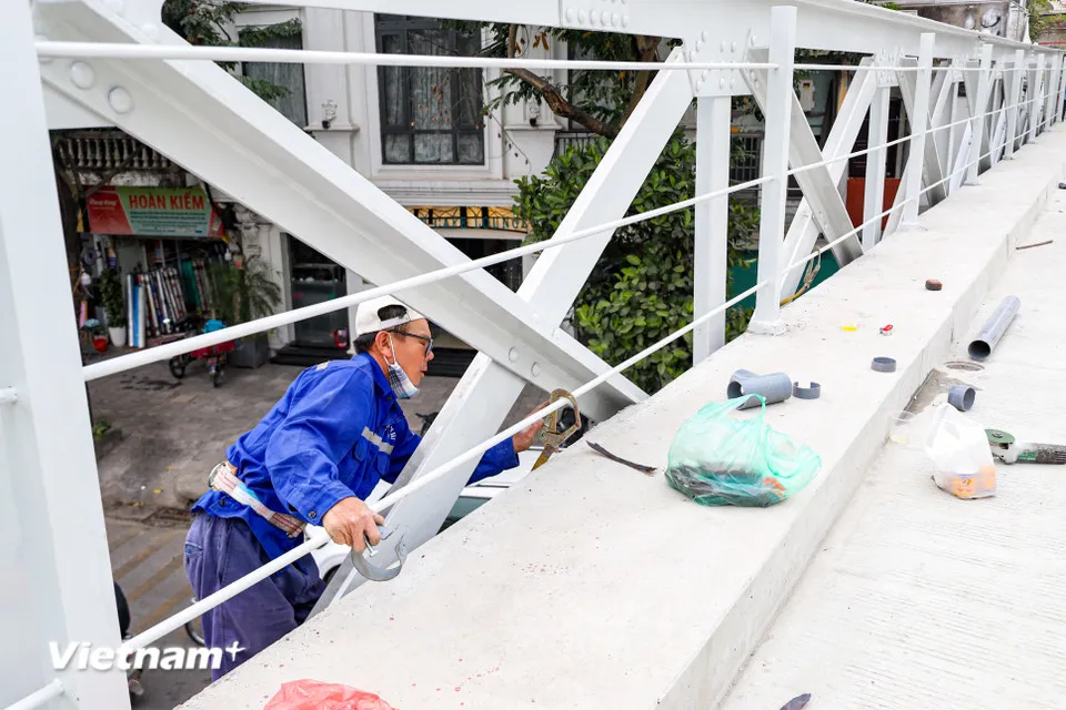 Công nhân tiến hành duy tu, bảo trì tại cầu Long Biên. (Ảnh: Hoài Nam/Vietnam+)