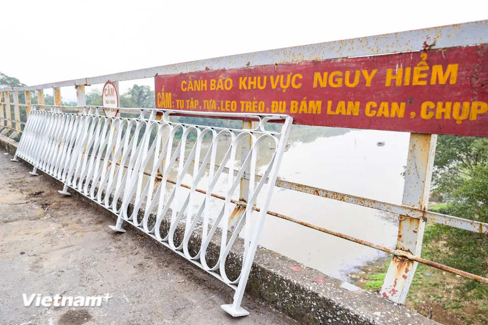 Những khu vực lan can đã cũ, hỏng, xuống cấp đã và đang được thay mới. (Ảnh: Hoài Nam/Vietnam+)