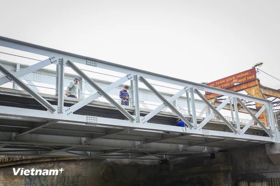 Công nhân tiến hành duy tu, bảo trì tại cầu Long Biên. (Ảnh: Hoài Nam/Vietnam+)