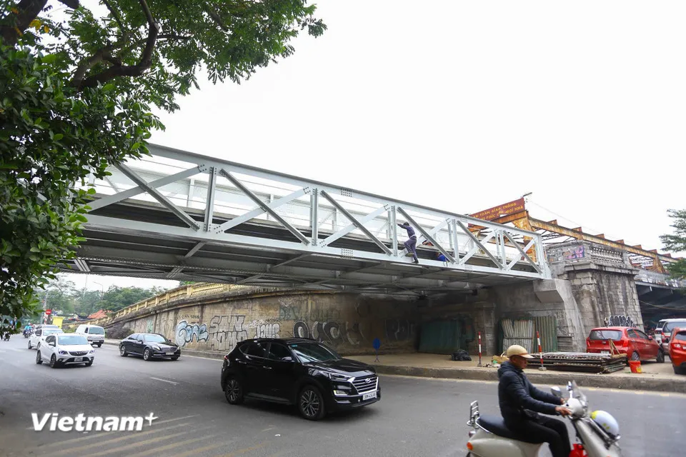 Với người dân Hà Nội, cây cầu không chỉ là công trình giao thông quan trọng mà còn là một trong những di tích lịch sử mang tính biểu tượng của Thủ đô. (Ảnh: Hoài Nam/Vietnam+)