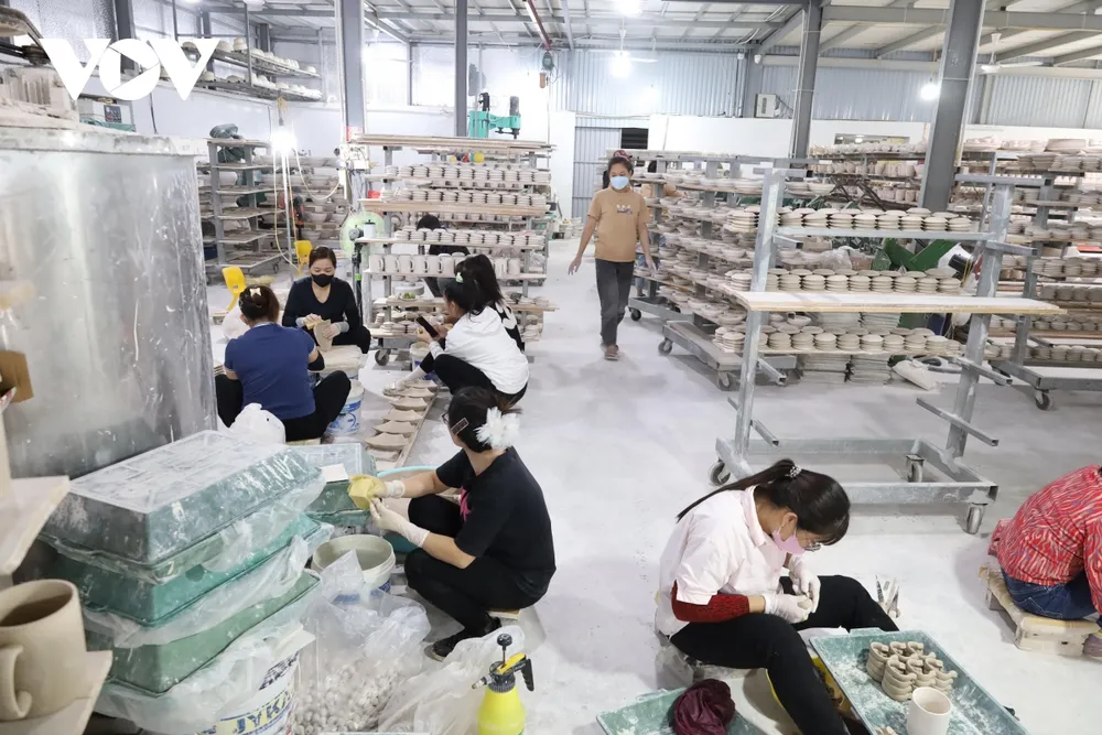 Bát Tràng là một làng gốm cổ truyền thống nổi tiếng hàng đầu Việt Nam