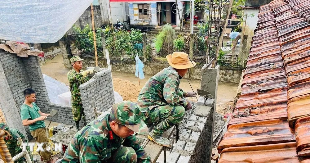 Chiến sỹ lữ đoàn 574 khẩn trương triển khai công tác xây nhà cho nhân dân ngay trong ngày đầu Năm Mới 2026. (Ảnh: TTXVN phát) 
