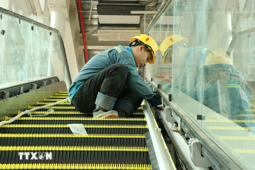 Công nhân hoàn thiện hệ thống thang cuốn tại nhà ga sân bay Long Thành. (Ảnh: Công Phong/TTXVN) 