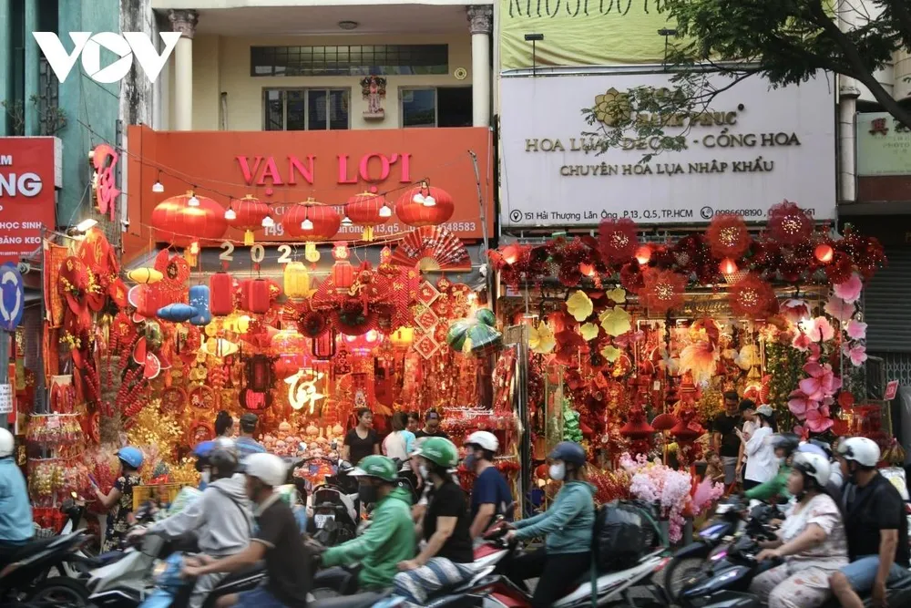 Tuyến đường Hải Thượng Lãn Ông (phường Chợ Lớn, TP.HCM) từ lâu được biết đến là nơi tập trung hàng trăm cửa hàng chuyên kinh doanh đồ trang trí phục vụ các dịp lễ, Tết trong năm. Mỗi khi vào mùa cao điểm, con đường trở nên nhộn nhịp, rực rỡ sắc màu, thu hút đông đảo người dân đến mua sắm, tham quan.
