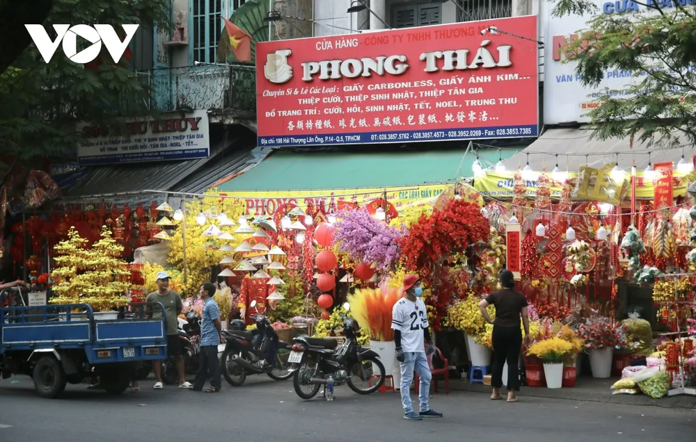 Trao đổi với phóng viên, anh Tân - nhân viên một cửa hàng kinh doanh đồ trang trí trên tuyến đường cho biết, ngay sau khi mùa Giáng sinh kết thúc, các cơ sở đã bắt đầu nhập hàng Tết. “Thời điểm này mới đầu năm nên lượng khách chưa đông như sát Tết, tuy nhiên sức mua nhìn chung vẫn ổn định. Khách đến mua sắm có nhu cầu khá đa dạng, từ câu đối, đèn lồng treo trước cửa nhà đến những vật dụng nhỏ như bao lì xì, liễn nhung dán trái cây…”, anh Tân thông tin.