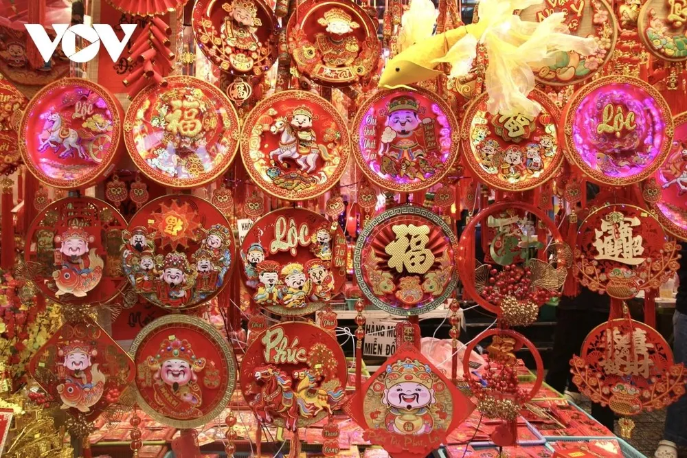 Bảng đèn treo trang trí giá từ 280.000 đồng.