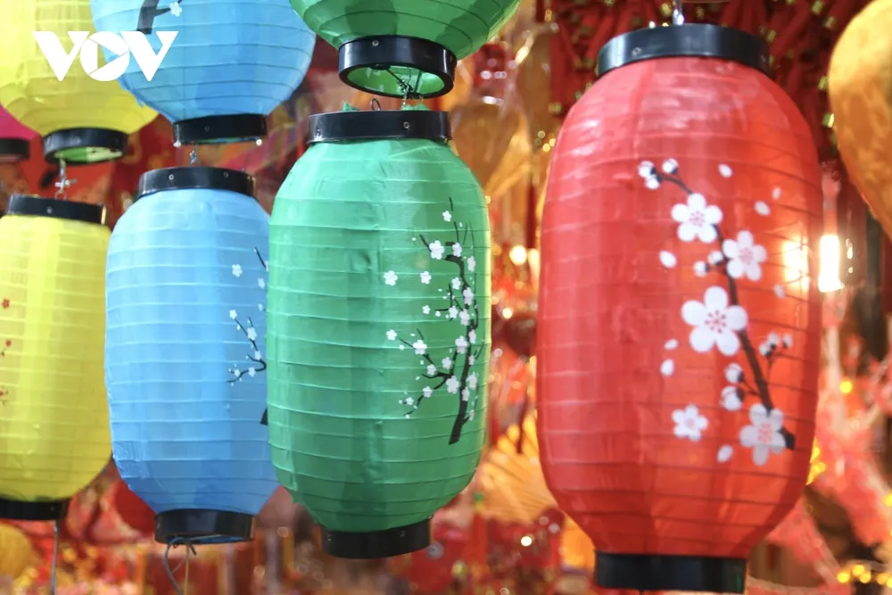 Lồng đèn giấy có giá 80.000 đồng/cặp.