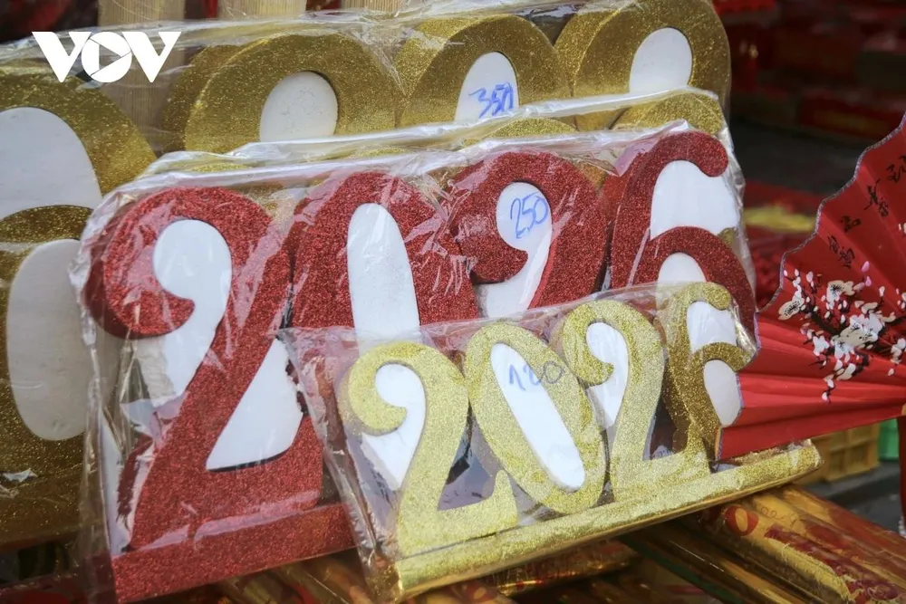 Chữ xốp trang trí từ 120.000 - 240.000 đồng.