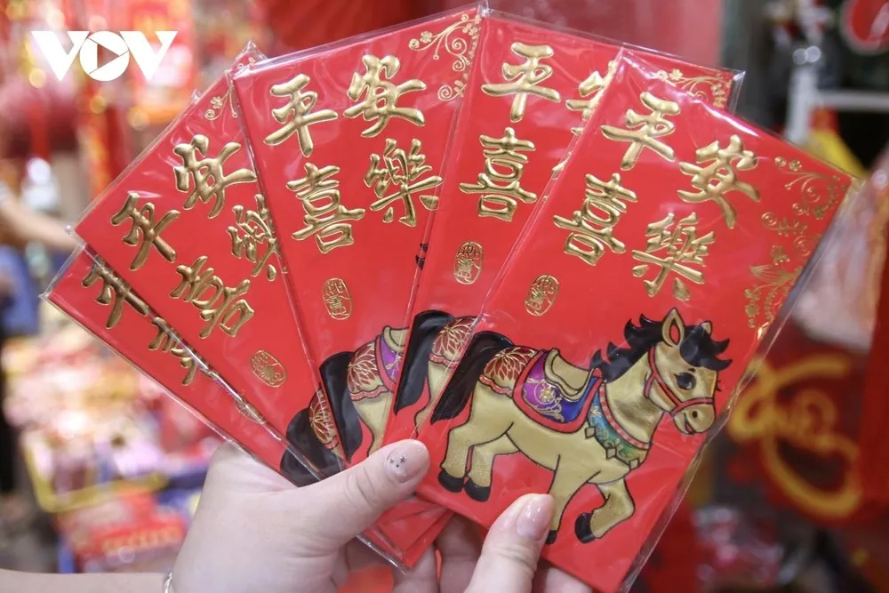 Bao lì xì in hình con ngựa - linh vật năm 2026 có giá 10.000 - 25.000 đồng/sấp 10 bao.