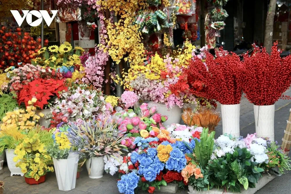 Cành mai, đào giả có giá từ 18.000 - 35.000 đồng/cành; cành lúa, cành cherry khoảng 20.000 đồng/cành.