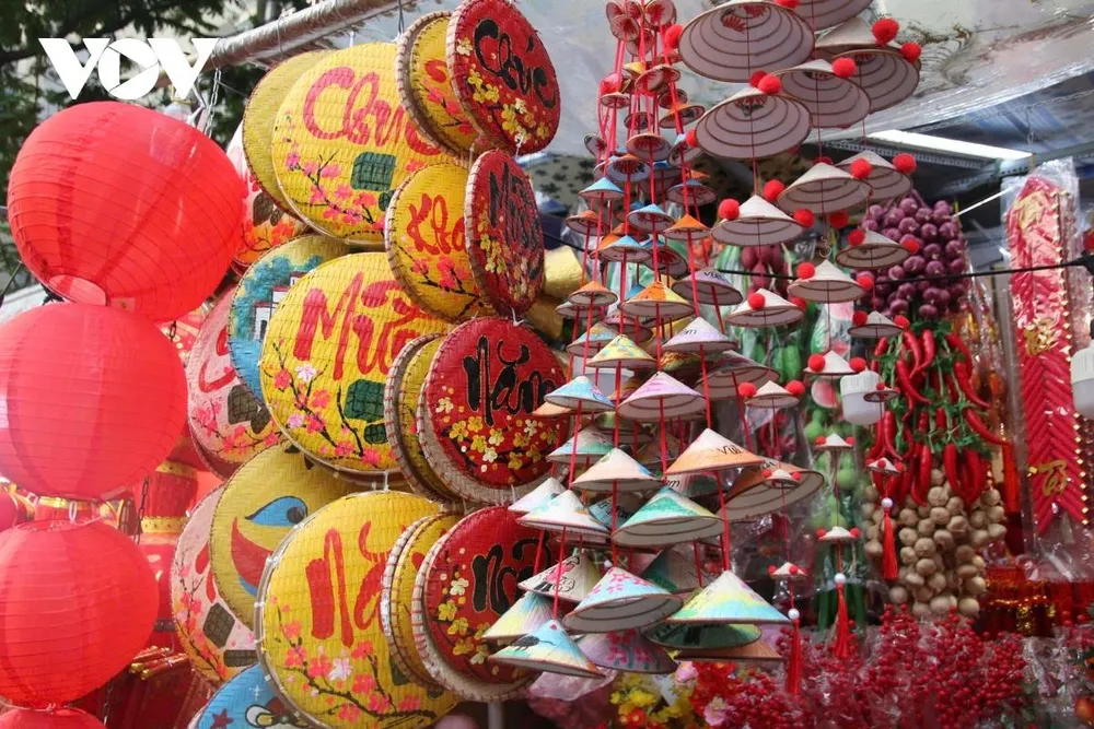 Các sản phẩm mẹt tre cũng trở thành đồ trang trí tết, có giá khoảng 100.000 đồng.