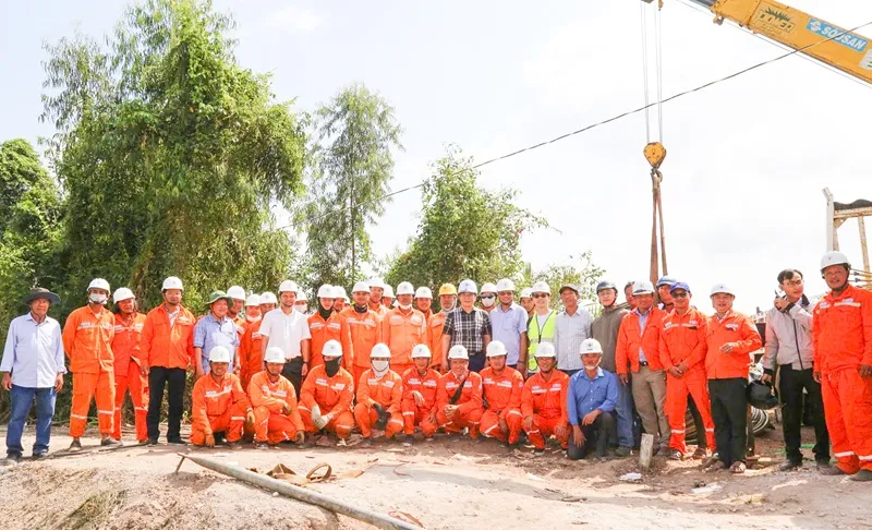 Đội ngũ kỹ sư, công nhân làm việc xuyên Tết dương lịch.jpg