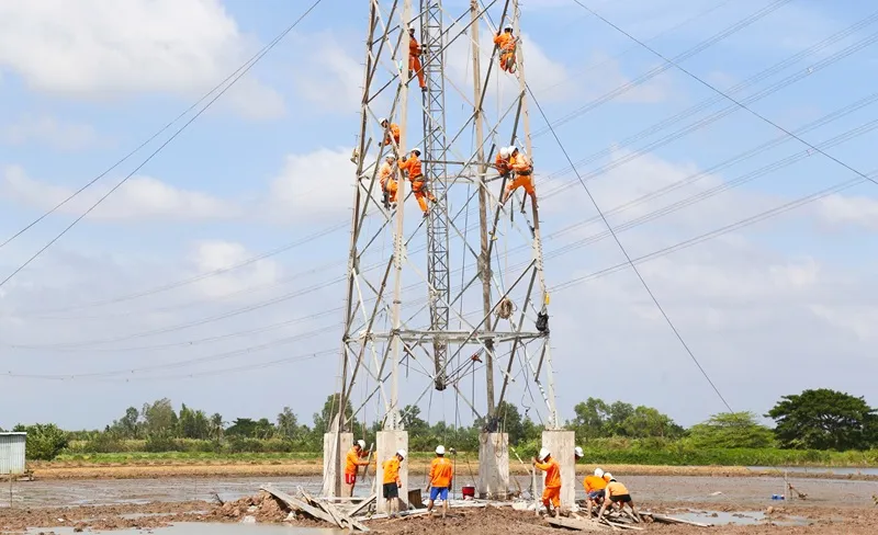 Đội ngũ thi công vượt qua khó khăn về địa hình, thời tiết để đạt kế hoạch tiến độ
