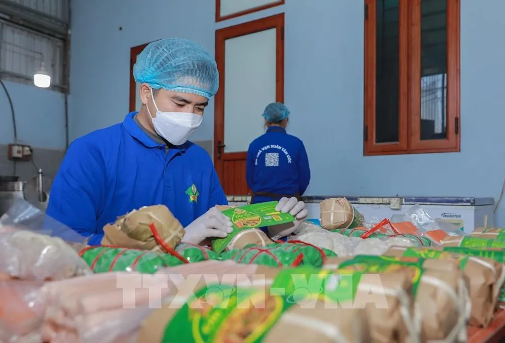 Các sản phẩm giò chả Ước Lễ, Tân Ước với bao bì hiện đại, thân thiện môi trường đáp ứng yêu cầu của người tiêu dùng. Ảnh: Phan Phương – TTXVN