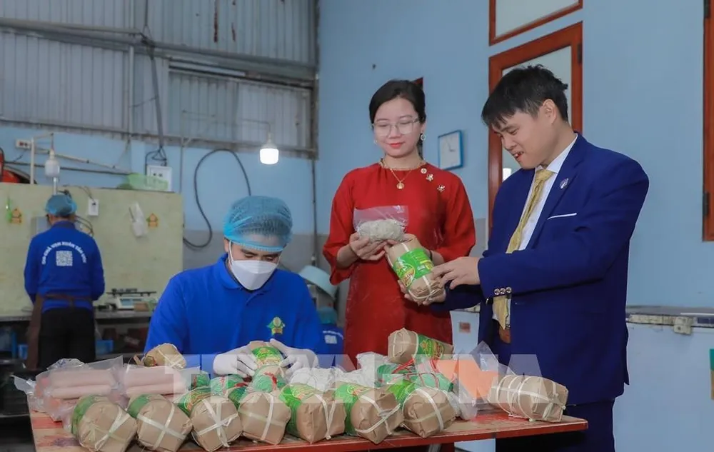 Sản phẩm giò chả Vạn Xuân Tân Ước được kiểm tra, giám sát chặt chẽ về chất lượng trong suốt quá trình sản xuất và trước khi đưa ra thị trường. Ảnh: Phan Phương – TTXVN