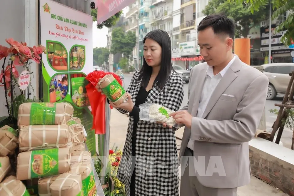 Sản phẩm giò chả Vạn Xuân Tân Ước nhiều năm liền đạt chuẩn OCOP, thu hút sự quan tâm và lựa chọn của người tiêu dùng. Ảnh: Phan Phương – TTXVN