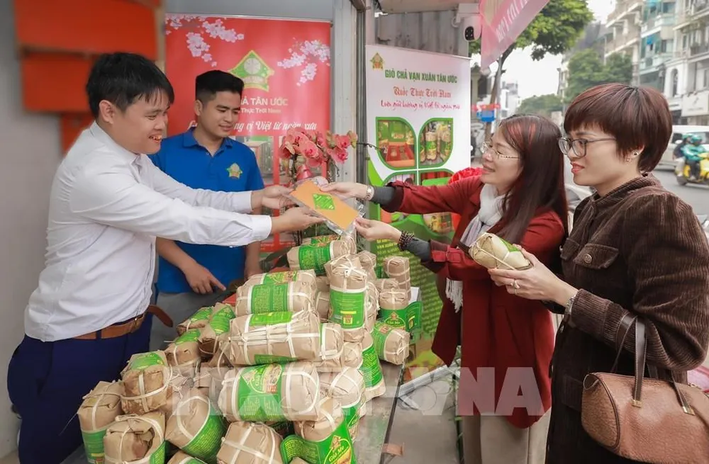 Sản phẩm giò chả của làng nghề Ước Lễ được đông đảo thực khách quan tâm. Ảnh: Phan Phương – TTXVN