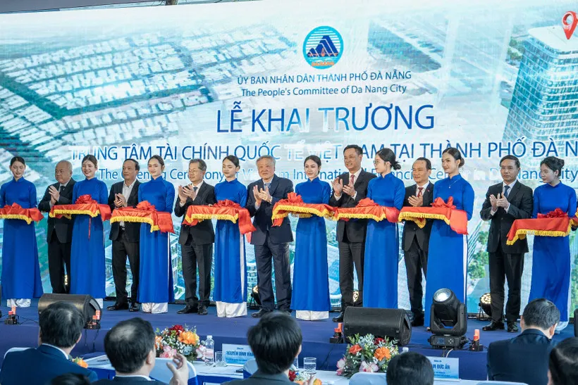 Phó Thủ tướng Thường trực Chính phủ Nguyễn Hòa Bình cùng các đại biểu cắt băng khai trương Trung tâm tài chính quốc tế Việt Nam tại Đà Nẵng. (Ảnh: Thanh Phong/Vietnam+) 