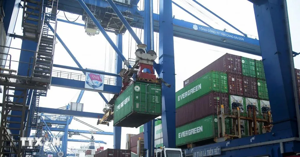 Bốc dỡ hàng hóa trên Cảng Cát Lái (phường Cát Lái) thuộc hệ thống Cảng biển Thành phố Hồ Chí Minh. (Ảnh: Hồng Đạt/TTXVN) 