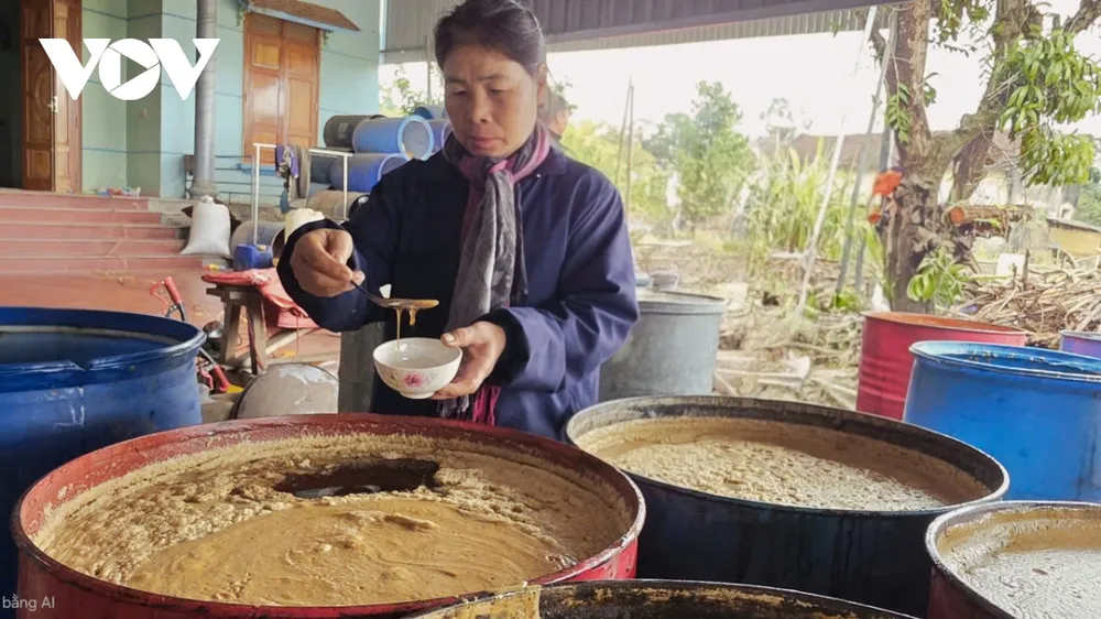 Bí quyết tạo nên thương hiệu mật mía nằm ở kỹ thuật nấu thủ công và sự tận tâm của người thợ. Bà Tào Thị Cúc, Giám đốc HTX mật mía Thạch Sơn, người có thâm niên hơn 20 năm trong nghề, cho biết khâu thu hoạch và ép mía đóng vai trò quyết định. Mía sau khi đưa về phải được ép ngay và chỉ ép đủ số lượng nấu trong ngày để tránh nước mía bị chua.