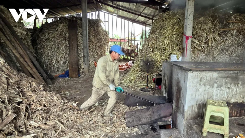 Lửa được nhóm lên từ những thanh củi khô, hoặc bả mía đỏ rực dần trong bếp. Người nấu cẩn trọng canh bếp, giữ lửa vừa tay để nước mía sôi đều, lăn tăn từng đợt, không sôi trào, mở đầu cho hành trình cô đặc...