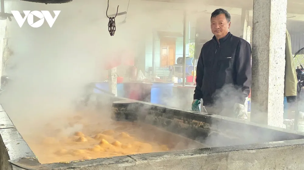 Khoảnh khắc quan trọng nhất là khi nước mía bắt đầu sủi bọt trắng, mật dần cô đặc xuống đáy. Những người thợ nhanh tay vớt bọt, lọc qua lớp vải màn để cho ra dòng mật nâu sẫm, sánh mịn. “Mật ngon phải có màu nâu như cánh gián, mùi thơm nhẹ, vị ngọt dịu, không gắt cổ”, một thợ lành nghề chia sẻ.