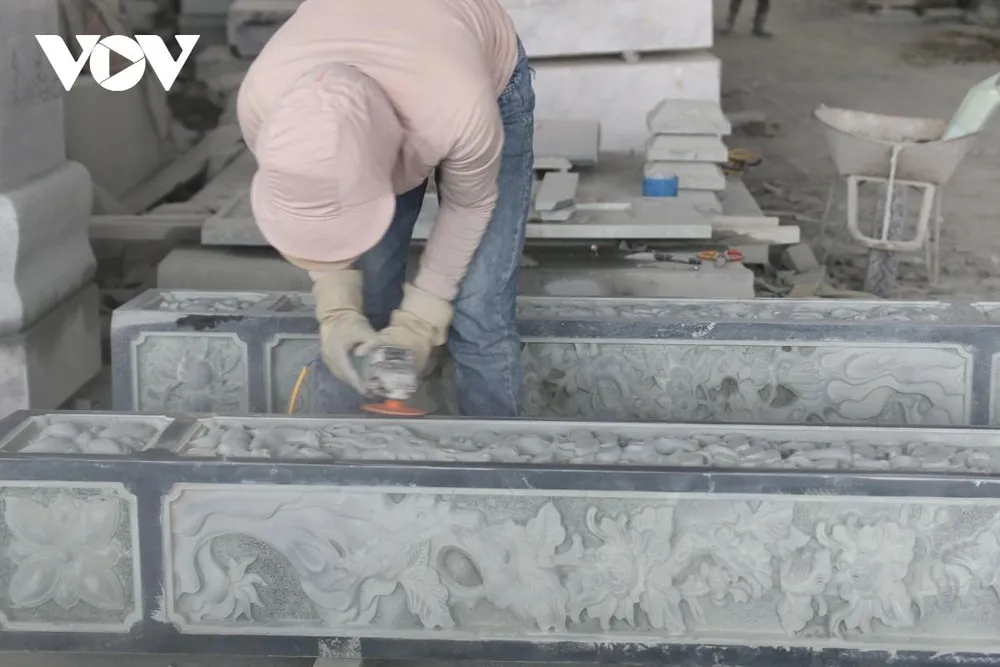 Ở góc xưởng, công đoạn mài đá diễn ra liên hồi. Những chiếc máy mài quay đều, bề mặt đá thô ráp dần nhẵn mịn, lộ ra sắc xanh, sắc trắng tự nhiên. Người thợ vừa mài vừa quan sát, kiên nhẫn hoàn thiện từng chi tiết nhỏ, bởi chỉ một sơ suất cũng có thể ảnh hưởng đến cả tác phẩm.