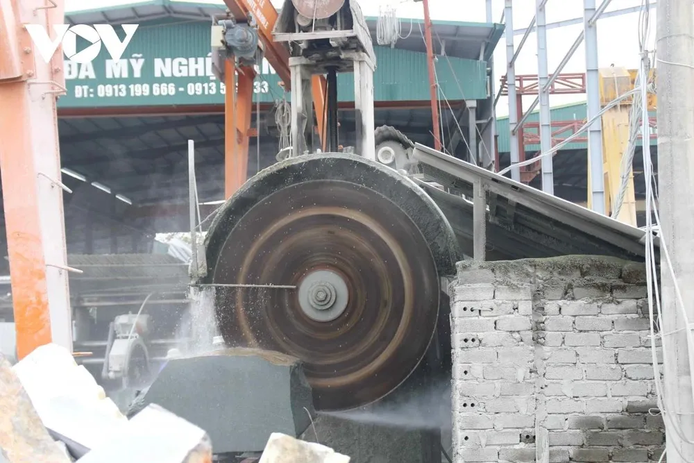 Những năm gần đây, làng đá Ninh Vân được đầu tư, đổi mới mạnh mẽ hệ thống máy cắt, máy mài, máy khắc CNC và thiết bị nâng hạ hiện đại. Máy móc hỗ trợ hiệu quả cho nghệ nhân, giúp nâng cao năng suất, giảm sức lao động thủ công, đáp ứng yêu cầu ngày càng cao của thị trường.