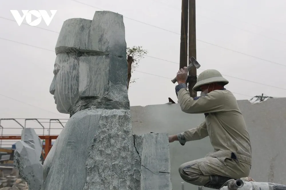 Một thợ đá mỹ nghệ Ninh Vân khi đang chế tác tỉ mỉ mẫu tượng ông Hoàng Bảy. Anh cho biết, công đoạn phá đá là dễ nhất, còn khó nhất là việc thổi hồn vào từng tác phẩm thông qua bắt dáng tượng, tạc khuôn mặt để có thể toát lên đúng thần thái nhân vật. Nghề này đòi hỏi người thợ phải học từ 5-6 năm mới có thể làm thành thạo tất cả các công đoạn và quan trọng hơn cả người thợ phải là người cẩn thận, tỉ mỉ.