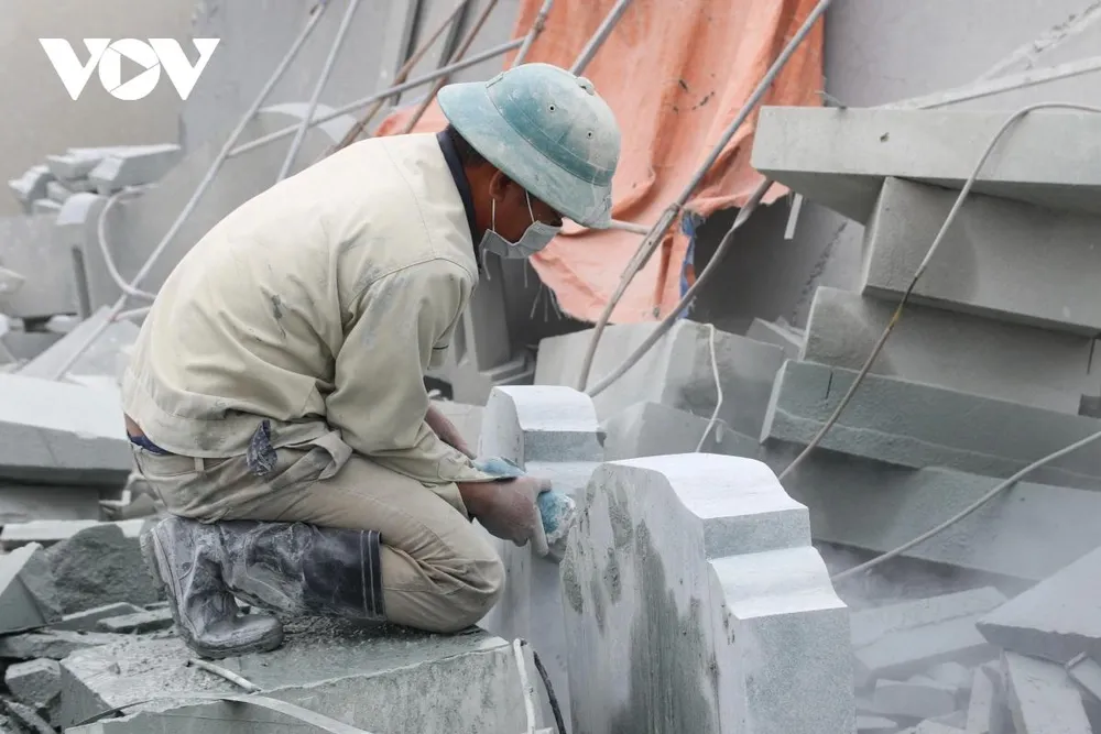 Ông Lương Xuân Nghĩa, Trưởng Ban Quản lý làng nghề đá mỹ nghệ Ninh Vân khẳng định, sự thành công của Ninh Vân không chỉ đến từ quy mô mà còn nằm ở chất lượng nghệ thuật. Sản phẩm nơi đây hiện diện tại hầu hết các công trình lớn bé trên cả nước, từ lăng mộ, nhà thờ, tượng Phật đến các công trình tượng đài, cuốn thư, hoành phi. Để tạo ra một tác phẩm đá mỹ nghệ tinh xảo, người thợ Ninh Vân phải trải qua nhiều công đoạn phức tạp, trong đó khâu lựa chọn nguyên liệu được coi là quan trọng nhất, đòi hỏi kinh nghiệm lâu năm để chọn được khối đá sạch, không tì vết, đảm bảo chất lượng bền vững với thời gian.