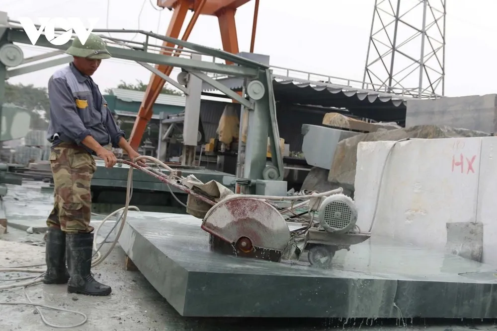 Làng nghề đá mỹ nghệ Ninh Vân là một trong những làng nghề có bề dày lịch sử và nổi tiếng cả nước. Các sản phẩm chủ lực gồm kiến trúc đá, tượng đá, phù điêu, với nhiều công trình tiêu biểu như: Cột kinh Phật chùa Nhất Trụ, Long Sàng (sập rồng) tại đền thờ vua Đinh, vua Lê ở cố đô Hoa Lư; Tượng đài Mẹ Việt Nam Anh hùng tại Quảng Nam; Tượng đài Thanh niên xung phong; 500 pho tượng La Hán chùa Bái Đính….