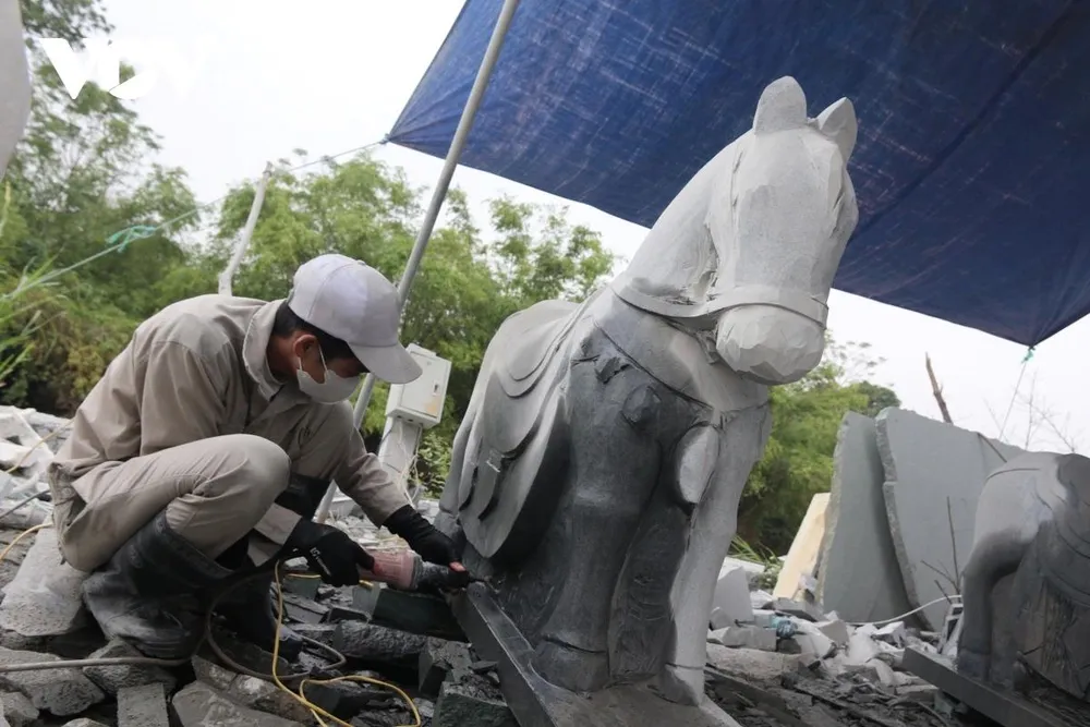 Theo các nghệ nhân, cao điểm sản xuất thường bắt đầu từ tháng Mười âm lịch. Không chỉ tăng ca, nhiều gia đình còn huy động thêm lao động thời vụ để kịp tiến độ. Dù vất vả, nhưng ai nấy đều phấn khởi bởi Tết đến cũng là lúc thu nhập được cải thiện, nghề truyền thống có thêm động lực để gìn giữ và phát triển.