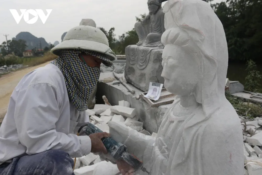 Nghệ nhân Hoàng Hải (quê ở Diễn Châu, Nghệ An) chăm chú nhìn vào bản vẽ đặt bên khối đá, đôi mắt rà từng đường nét, từng tỷ lệ đã phác thảo. Từ hình vẽ trên giấy, mũi đục bắt đầu chuyển động, từng chi tiết dần được hiện thực hóa thành dáng hình bức tượng sống động, hài hòa. Theo ông Hải, những sản phẩm đầu đời của ông còn in dấu những nét ngập ngừng, bởi khi ấy “cơm áo gạo tiền” luôn đè nặng lên từng nhát đục, nét khắc. Thế nhưng, vượt lên tất cả, không chỉ là mưu sinh, niềm đam mê với đá đã giữ ông ở lại với nghề suốt gần 2 thập kỷ, mỗi tác phẩm của ông là một hành trình lao động nghiêm cẩn và đầy khổ công. Nghệ nhân Hoàng Hải chia sẻ: “Tôi đã gắn bó với mảnh đất này 15 năm nay. Trước đây, vợ chồng tôi chỉ buôn bán lặt vặt tại quê nhà, không đủ sống. Từ khi “đầu quân” về đây, thu nhập ổn định, vợ chồng tôi đã có thể nuôi 3 đứa con ăn học”.