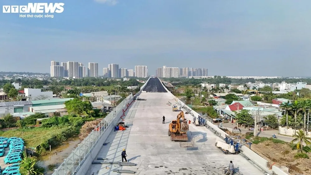 Dự kiến, đoạn cầu cạn từ nút giao cao tốc TPHCM - Long Thành - Dầu Giây đến nút giao Tân Vạn sẽ thông xe trước ngày 30-4-2026. Toàn tuyến Vành đai 3 dài 76,34 km sẽ khép kín và thông xe đồng bộ vào ngày 30-6-2026.