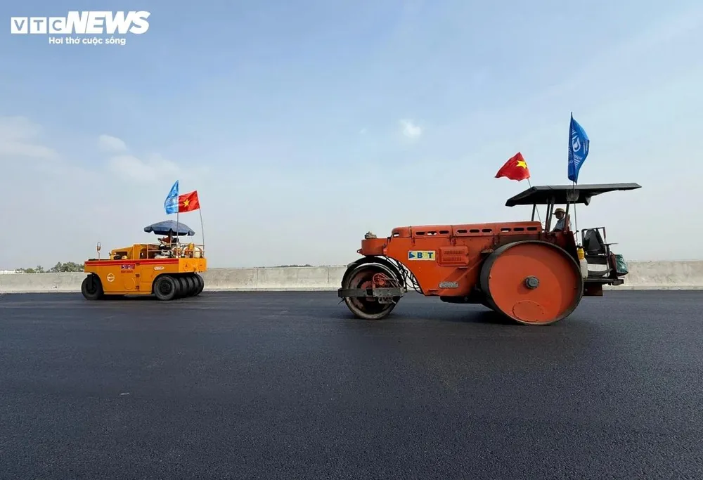 Một số đoạn trên tuyến đã được trải nhựa hoàn thiện.